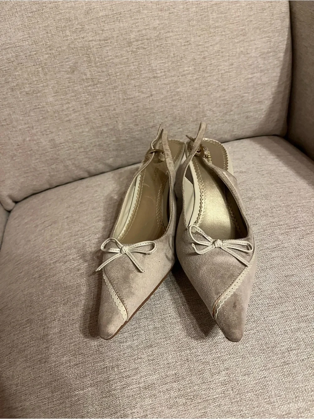 Vintage suede kitten heels with scalloped edge & bow detail